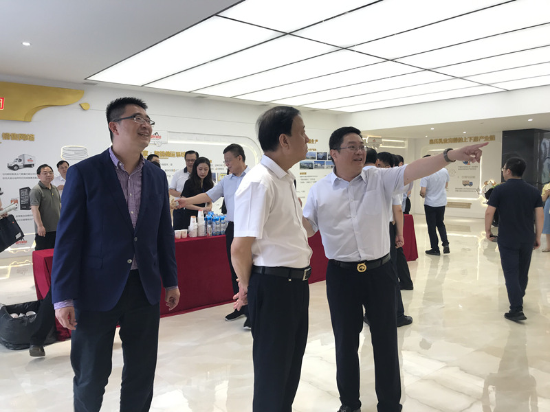 全國人大常委會(huì )副委員長(cháng)、九三學(xué)社中央主席武維華蒞臨皇氏集團參觀(guān)考察