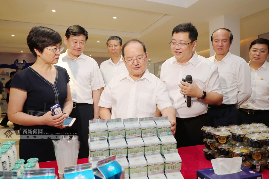 自治區黨委書(shū)記、自治區人大常委會(huì )主任鹿心社率全區年中工作會(huì )議代表蒞臨皇氏集團觀(guān)摩考察