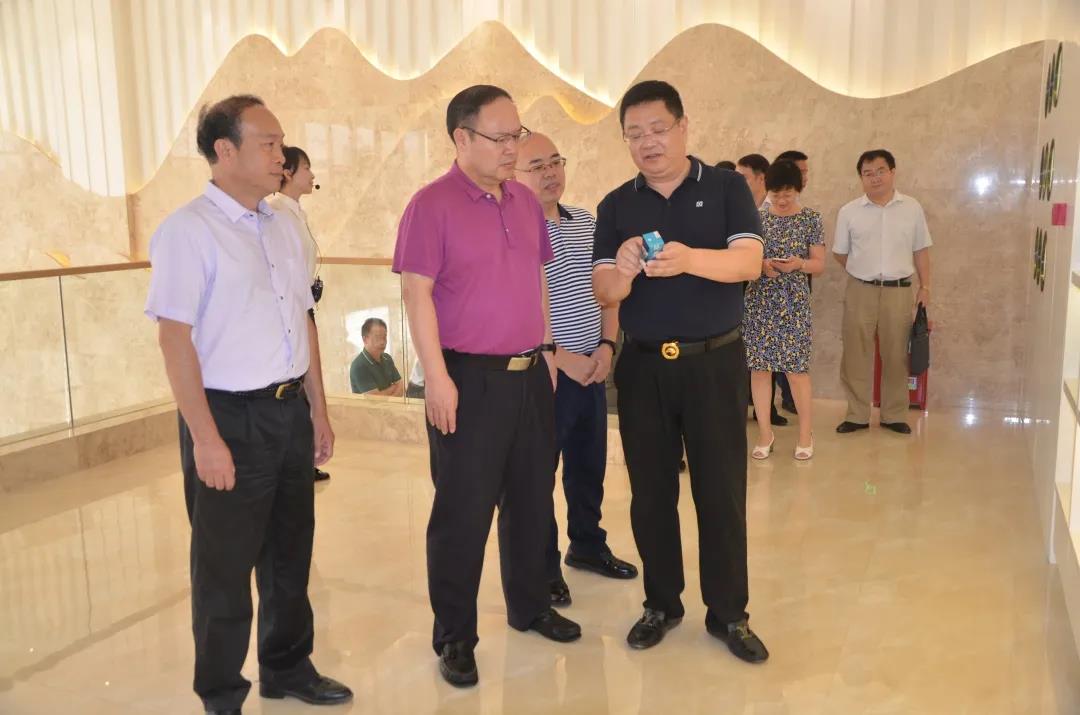廣西科技廳黨組書(shū)記、廳長(cháng)曹坤華率調研組蒞臨皇氏集團開(kāi)展科技創(chuàng  )新支撐奶水牛產(chǎn)業(yè)高質(zhì)量發(fā)展調研