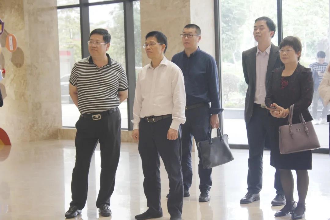 校企合作譜新篇，互利共贏(yíng)謀發(fā)展 | 廣西大學(xué)寧旭初總會(huì )計師一行蒞臨皇氏集團交流指導