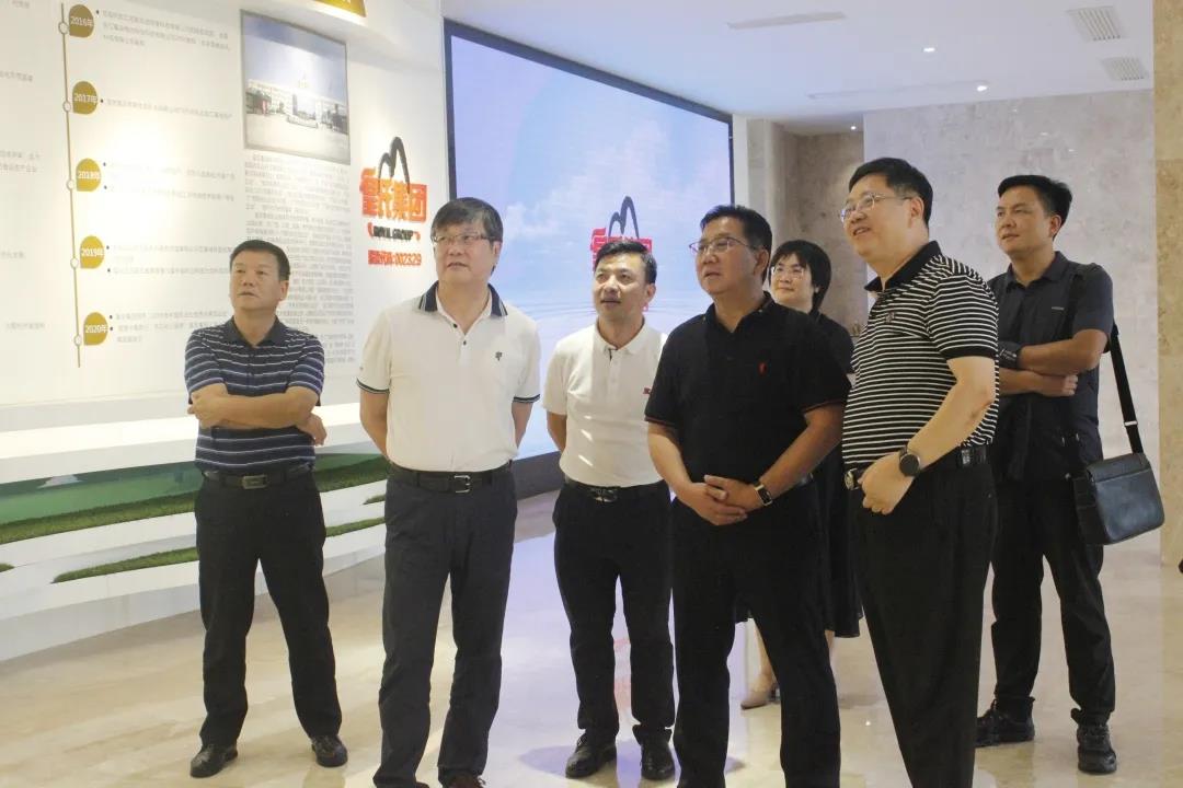 大理州人民政府黨組成員、一級巡視員吉向陽(yáng)率考察組蒞臨皇氏集團考察調研