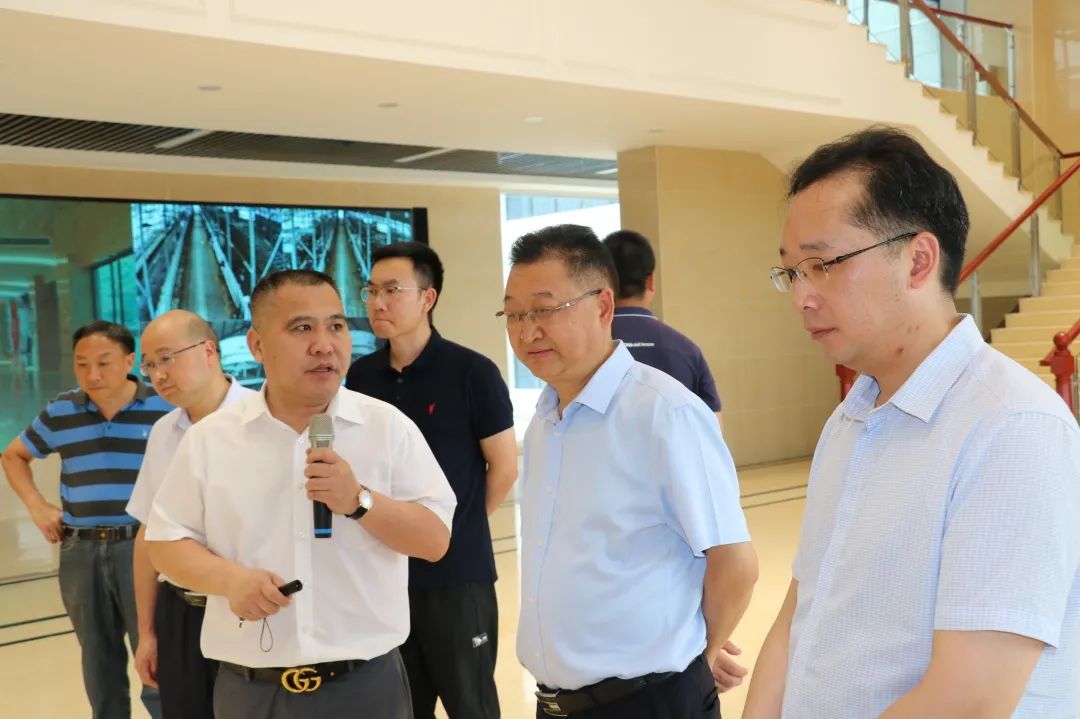 貴州省紀委省監委派駐第十三紀檢組、省工信廳一行蒞臨皇氏集團遵義乳業(yè)調研