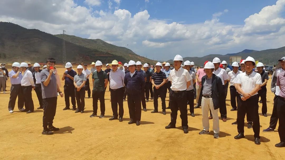 大理州政府黨組成員、一級巡視員吉向陽(yáng)帶隊考察來(lái)思爾乳業(yè)云禾萬(wàn)頭奶牛牧場(chǎng)