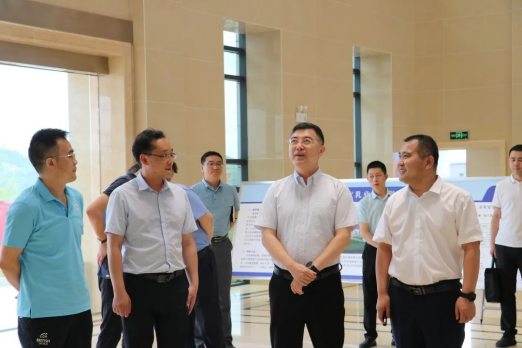 遵義市委常委、市政府副市長(cháng)王龍一行蒞臨皇氏集團遵義乳業(yè)調研指導