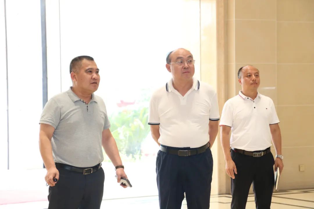 遵義市委統戰部副部長(cháng)、市工商聯(lián)黨組書(shū)記吳疆蒞臨皇氏集團遵義乳業(yè)調研指導