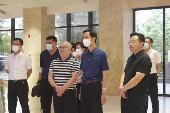 菏澤市委副書(shū)記、市長(cháng)張倫一行領(lǐng)導蒞臨皇氏集團參觀(guān)交流