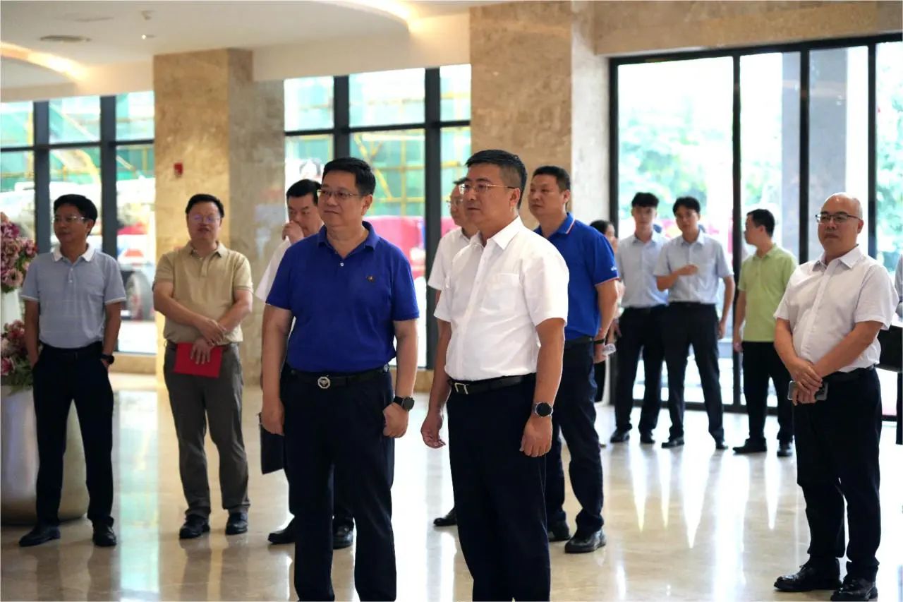 中國農業(yè)銀行廣西區分行黨委書(shū)記、行長(cháng)張清蒞臨皇氏集團調研指導