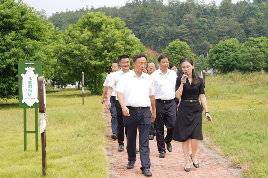 寧鄉市市委副書(shū)記、市長(cháng)黃滔一行蒞臨皇氏集團湖南優(yōu)氏歐冠牧場(chǎng)調研